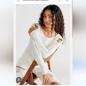 We the free daisy chain tee. EUC. Size xs. White.